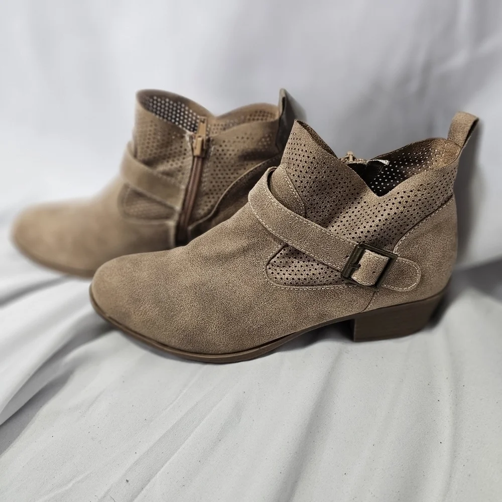 No Parking Tan ankle boot size 8